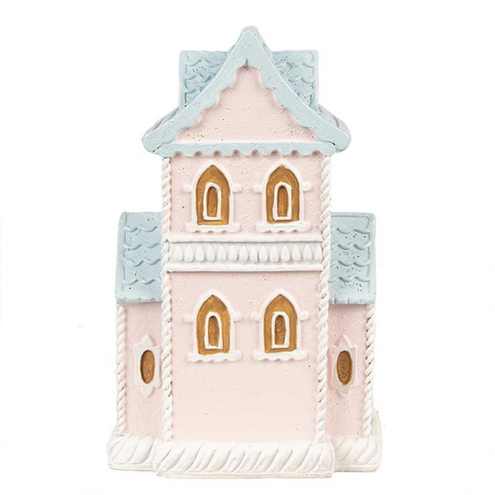 Ein pastellrosa und blaues Keramikhaus von Clayre & Eef namens „Lebkuchenhaus Märchen mit LED“ ist 16 cm groß, hat ein steiles Dach und mehrere kleine Fenster mit Spitzbögen.