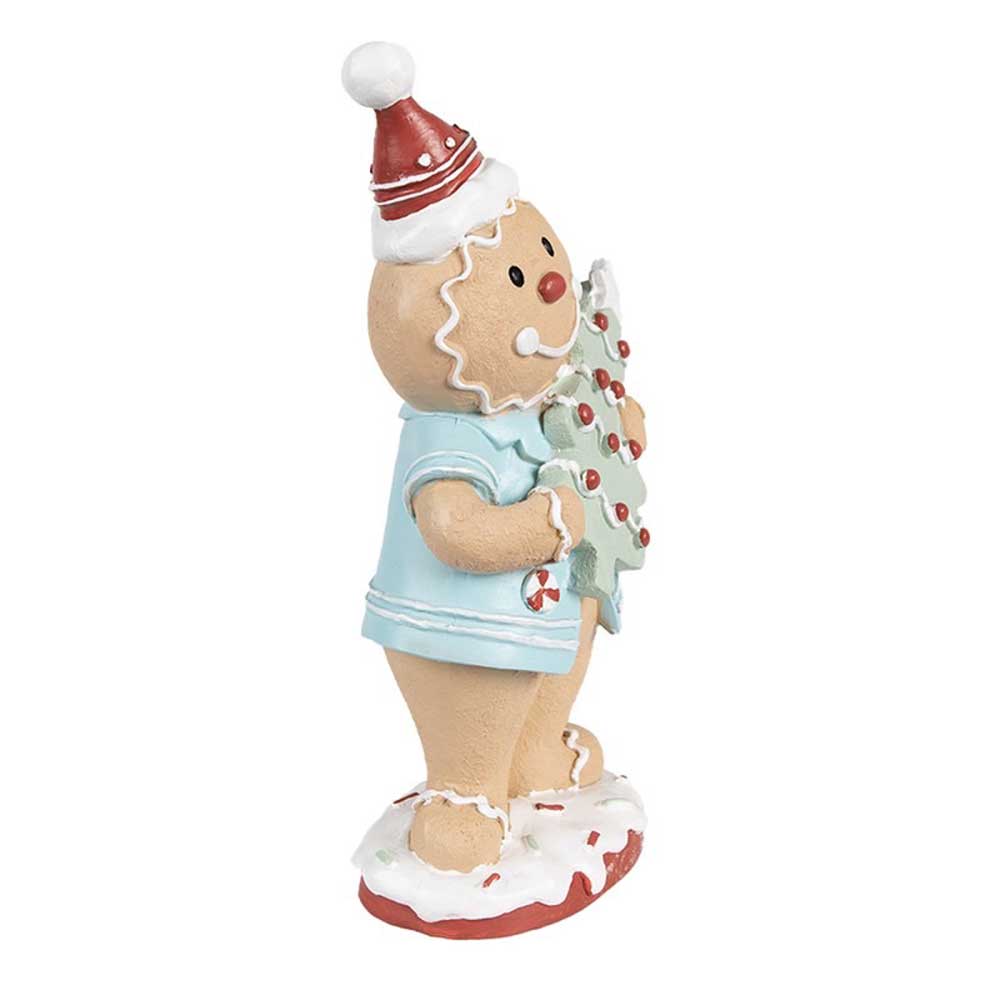 Eine Lebkuchenfigur von Clayre & Eef, bekannt als „Lebkuchenmann mit Weihnachtsbaum“, ist mit einer Weihnachtsmannmütze und einem blauen Outfit geschmückt und hält einen geschmückten Weihnachtsbaum.