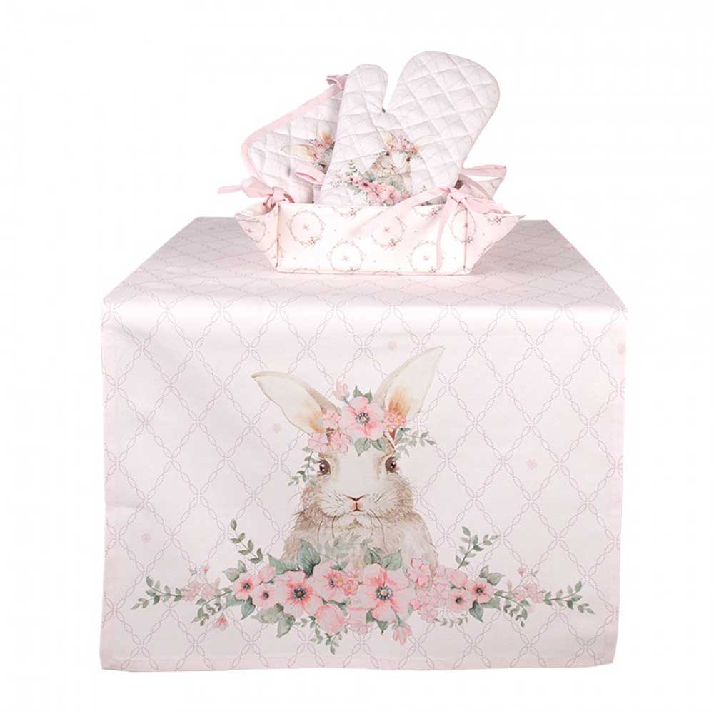 Ein Tisch mit einer Clayre & Eef – Brotkorb Hase Rosa Tischdecke und Fäustlingen.