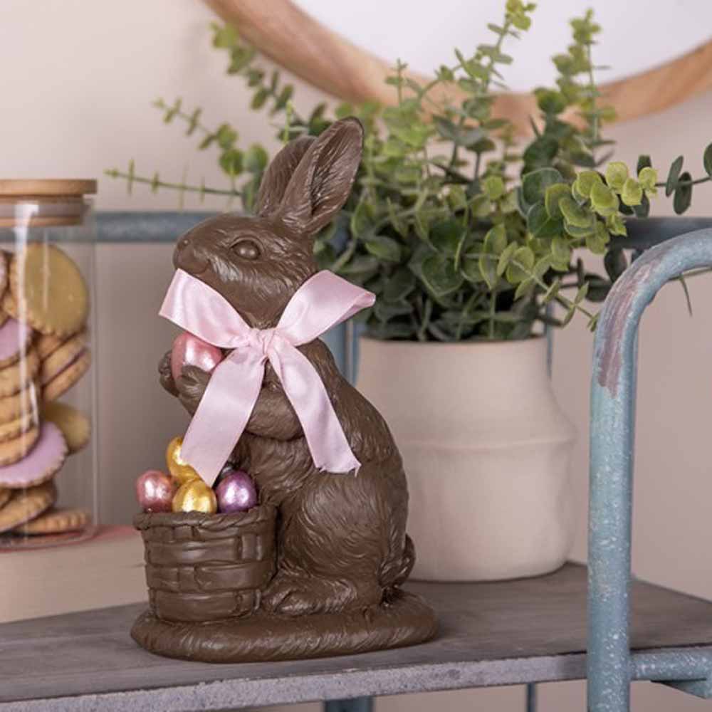 Clayre & Eef - Osterhase mit Korb & Schleife Dekofigur in Schokooptik