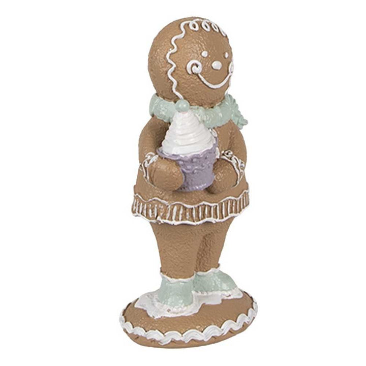 Die Clayre & Eef - Pfefferkuchenmann Weihnachtsdeko zeigt eine Lebkuchenfigur mit Zuckergussdetails, die einen Cupcake hält und einen Schal trägt.