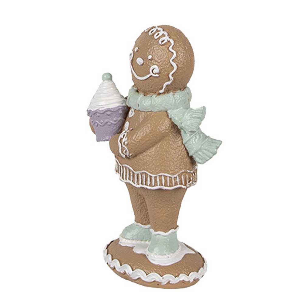 Eine Pfefferkuchenmann-Weihnachtsdeko von Clayre & Eef mit einer Lebkuchenfigur, die mit einem grünen Schal geschmückt ist und einen Cupcake hält.