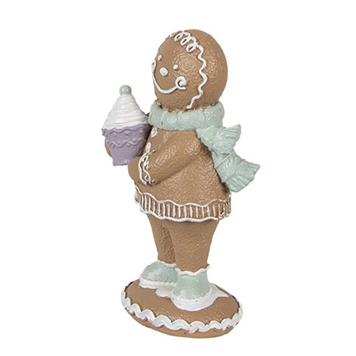 Eine Pfefferkuchenmann-Weihnachtsdeko von Clayre & Eef mit einer Lebkuchenfigur, die mit einem grünen Schal geschmückt ist und einen Cupcake hält.
