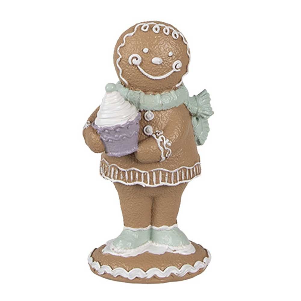 Die Pfefferkuchenmann-Weihnachtsdeko von Clayre & Eef besteht aus einer Lebkuchenfigur, die einen grünen Schal trägt, einen lila Cupcake mit weißem Zuckerguss hält und auf einem dekorierten Sockel steht.