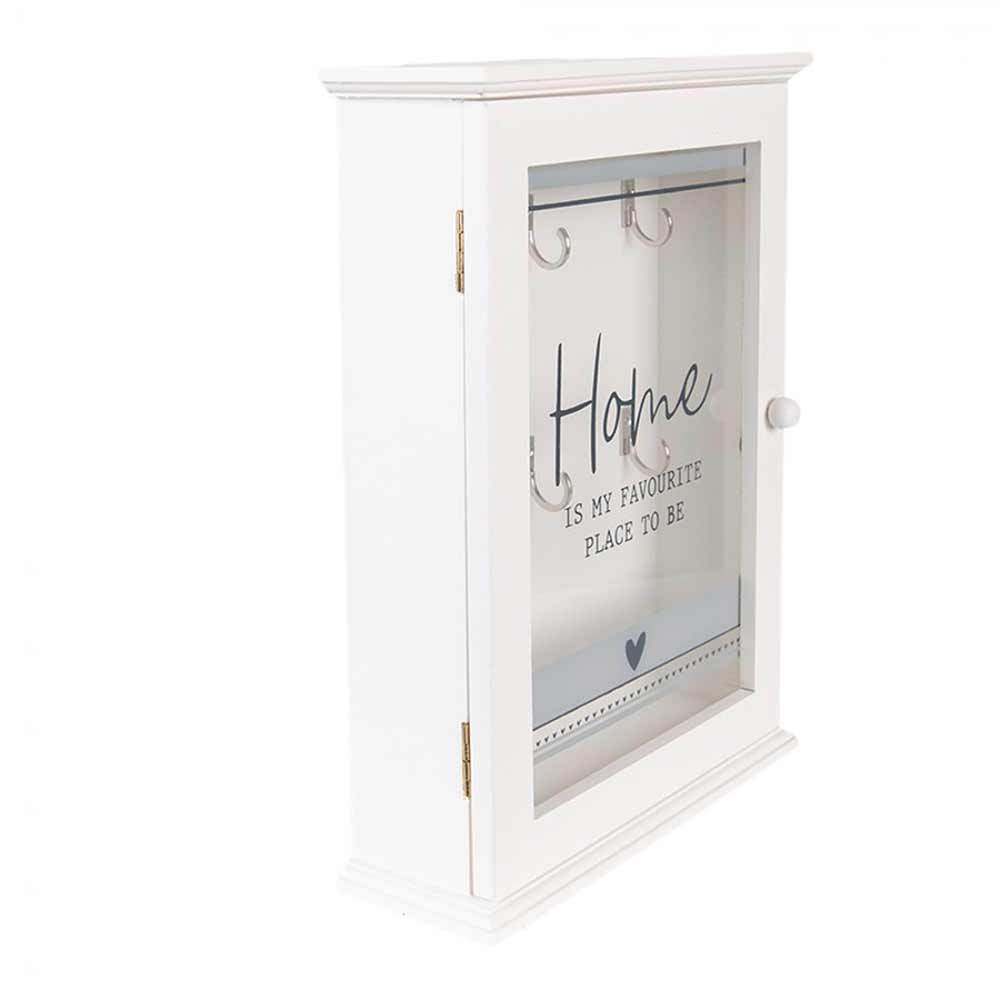 Eine weiße Schmuckschatulle von Clayre & Eef mit der Aufschrift „Home“ darauf.