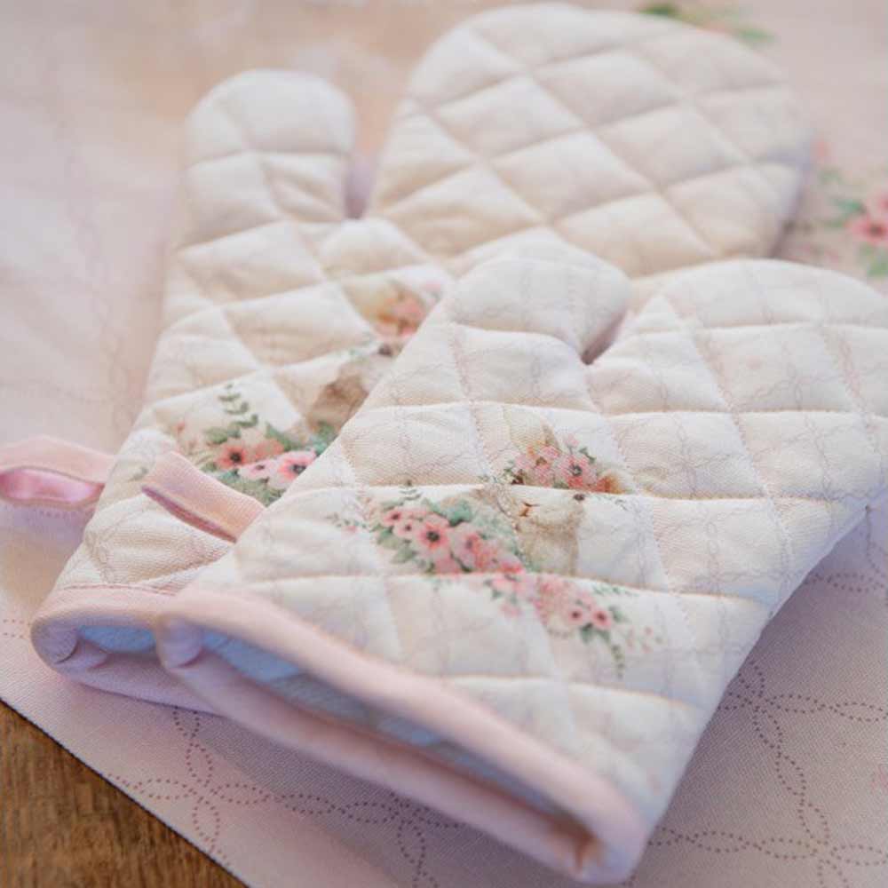 Ein Paar Clayre & Eef - Topflappen Hase Rosa auf einem Tisch.