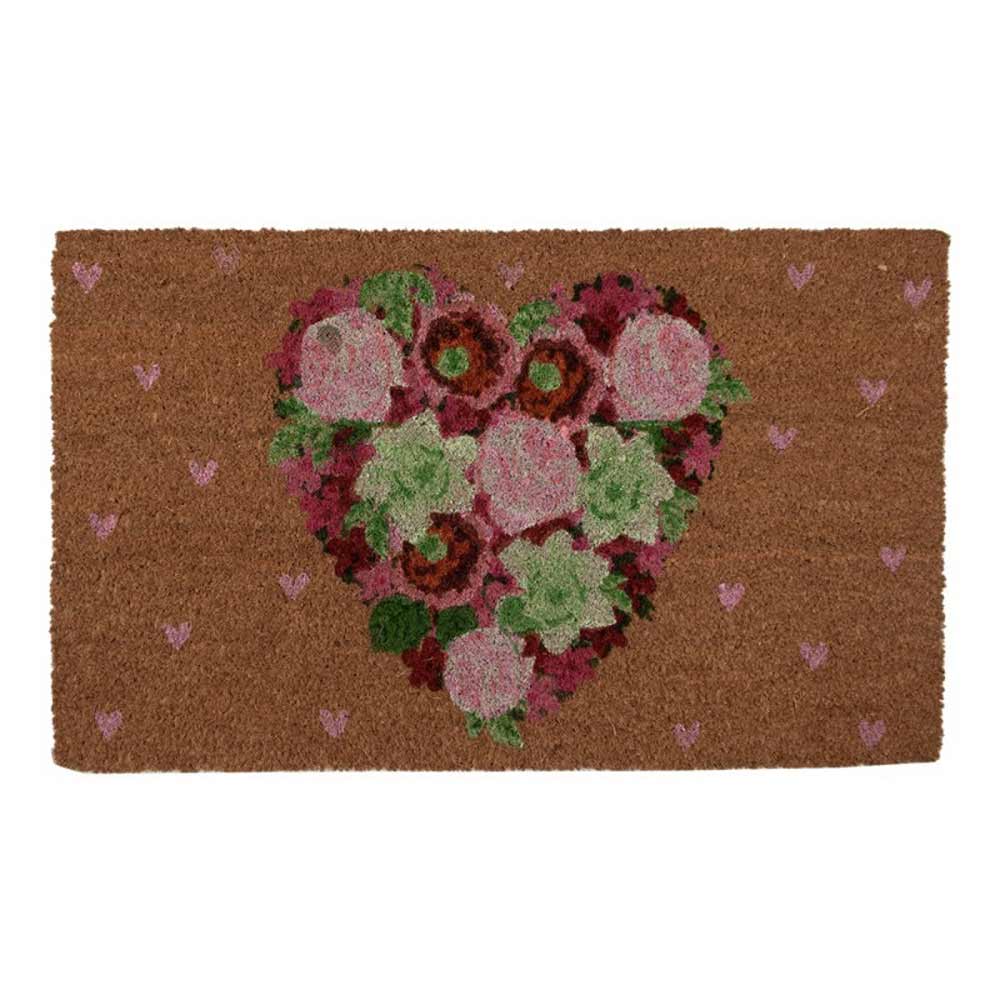 Die Clayre & Eef - Türmatte Blumen Herz zeigt in der Mitte eine Herzform aus verschiedenen Blumen vor einem braunen Hintergrund mit darüber verstreuten kleinen rosa Herzen.
