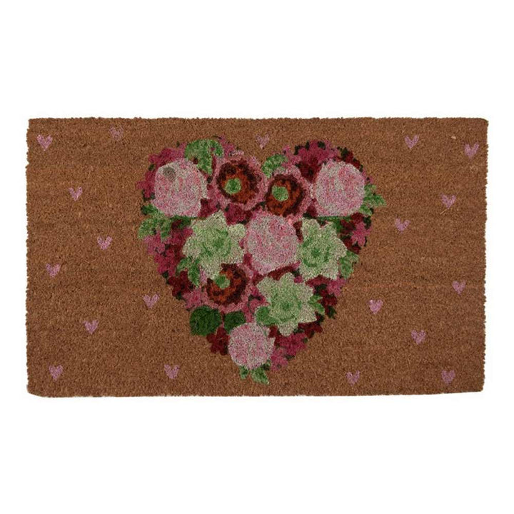 Die Clayre & Eef - Türmatte Blumen Herz zeigt in der Mitte eine Herzform aus verschiedenen Blumen vor einem braunen Hintergrund mit darüber verstreuten kleinen rosa Herzen.