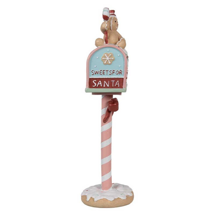 Clayre & Eef - Weihnachtsdeko Briefkasten Lebkuchenmann besteht aus einem Briefkasten mit dem Text „Sweets for Santa“ und einem Bären, der eine Zuckerstange hält. Der Briefkasten wird von einer Stange mit Zuckerstreifen getragen und steht auf einem Sockel, der Schnee ähneln soll.