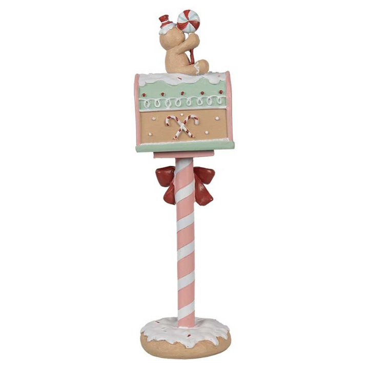 Wir präsentieren den „Weihnachtsdeko-Briefkasten Lebkuchenmann“ von Clayre & Eef, einen dekorativen Briefkasten mit einem bezaubernden Lebkuchendesign, auf dem ein Bär mit einer Zuckerstange in der Hand oben drauf sitzt, sowie einer Stange in Zuckerstangen-Optik mit Schleifen.