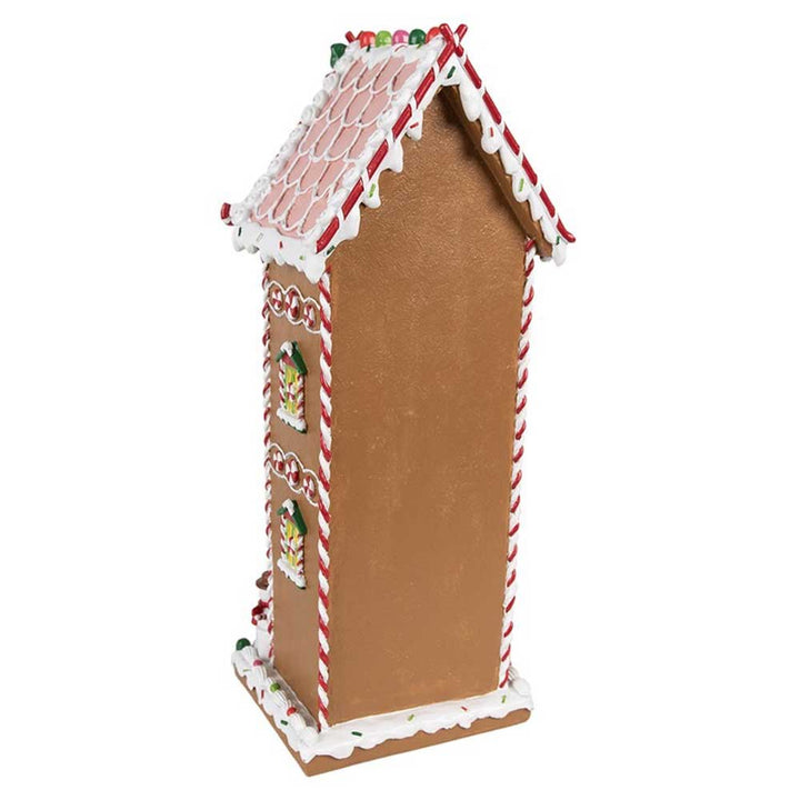 Das Clayre & Eef - Lebkuchenhaus Mega 40 cm verfügt über eine hohe Struktur mit schrägem Dach, geschmückt mit dekorativem Zuckerguss und farbenfrohen Bonbonverzierungen an den Fenstern und Dachkanten.