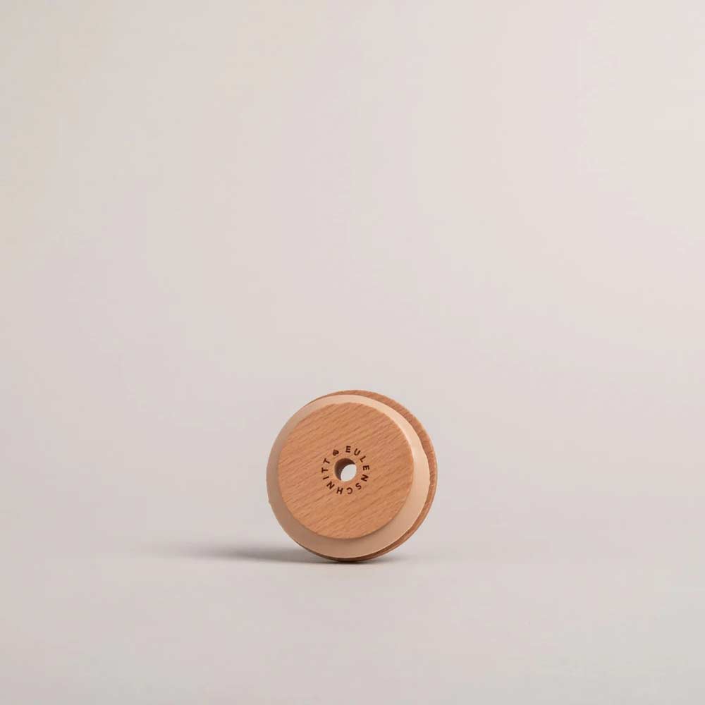 Ein Eulenschnitt - Deckel Herz für Hohes Trinkglas ruht auf einer hellen Oberfläche und ist auf einer Seite mit einem eingravierten Herzmuster versehen.