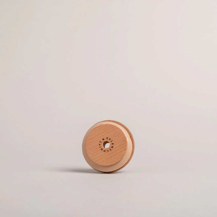 Ein Eulenschnitt - Deckel Herz für Hohes Trinkglas ruht auf einer hellen Oberfläche und ist auf einer Seite mit einem eingravierten Herzmuster versehen.