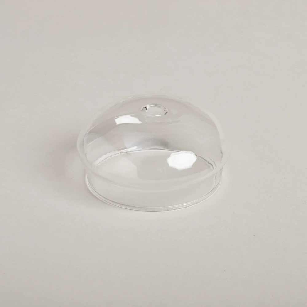 Ein Eulenschnitt-Glasdeckel für Trinkglas mit Strohhalmloch, ausgestellt auf einer schlichten weißen Oberfläche.