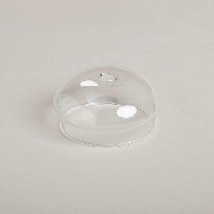 Ein Eulenschnitt-Glasdeckel für Trinkglas mit Strohhalmloch, ausgestellt auf einer schlichten weißen Oberfläche.