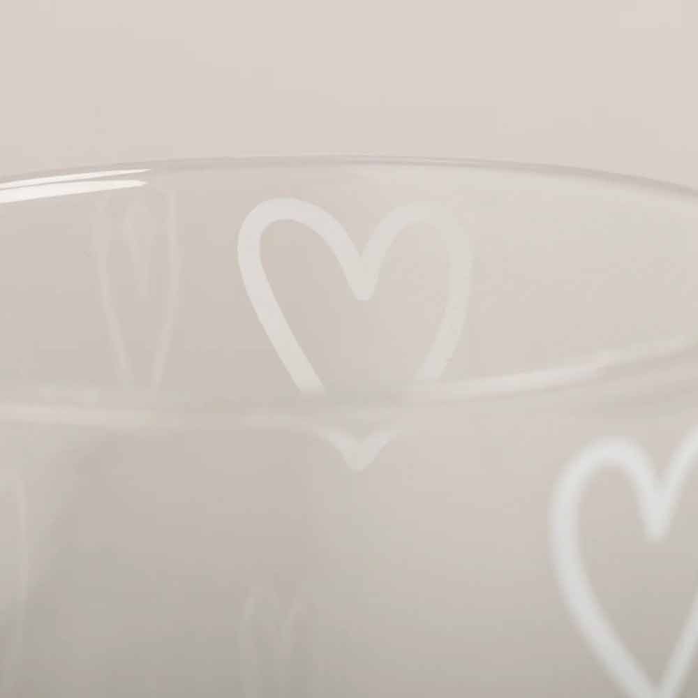 Das Eulenschnitt - Trinkglas Herzen weiß ist ein klarer Glasbecher mit weißen Herzumrissen vor einem neutralen Hintergrund.