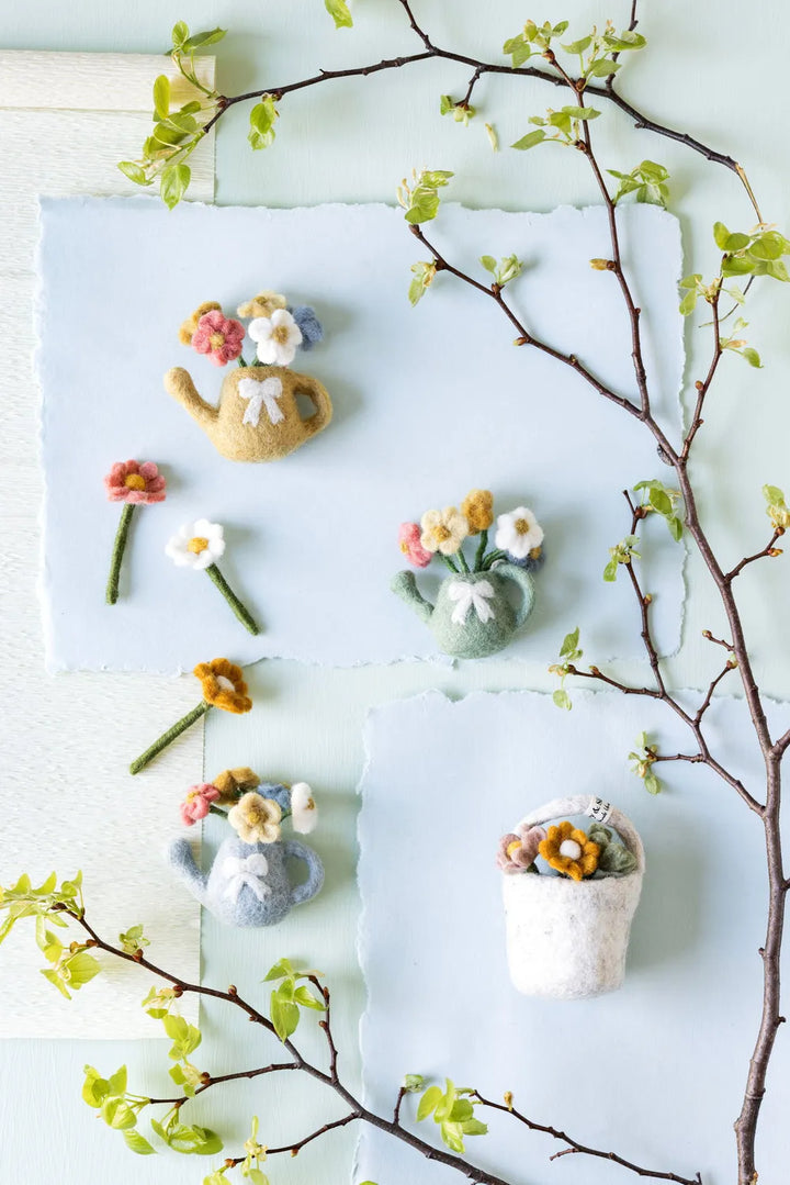 Gry & Sif - Gießkanne mit Blumen Filz Hellblau