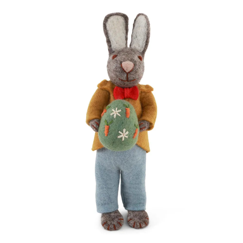 Gry & Sif - Mittelgrauer Hasenjunge mit Jacke & Ei