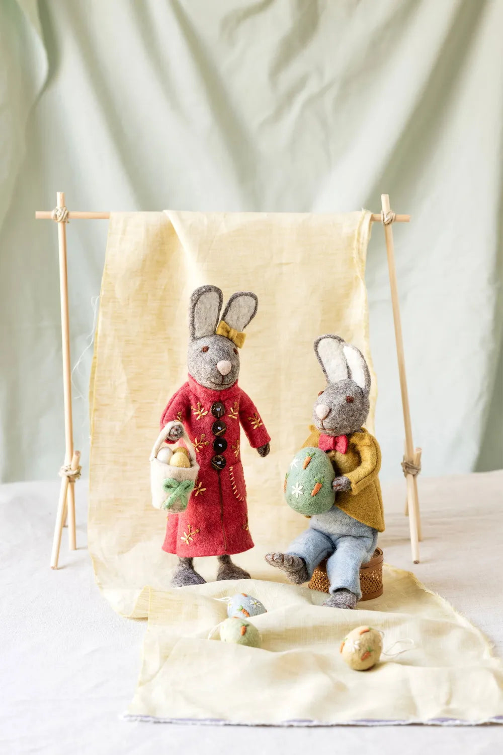 Gry & Sif - Mittelgrauer Hasenjunge mit Jacke & Ei