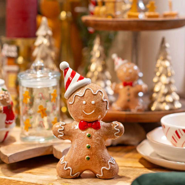 Die G. Wurm - Lebkuchenfigur mit Hütchen aus Keramik wird auf einer festlich gedeckten Tafel, umgeben von Weihnachtsdekorationen und Tellern, präsentiert.
