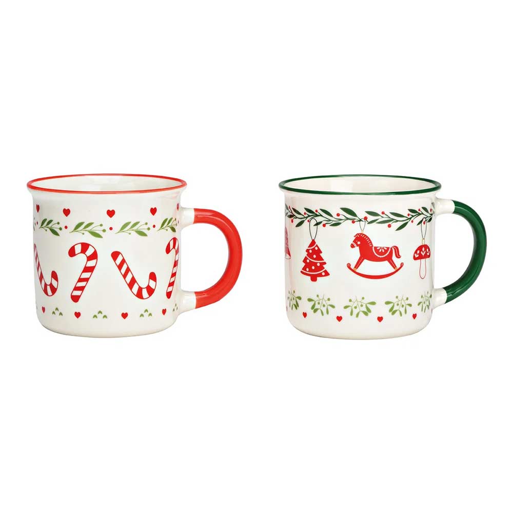 Produkt: G. Wurm - Becher Weihnachtsmotive aus Porzellan 
Beschreibung: Ein Set aus zwei festlichen Bechern mit Weihnachtsmotiven. Ein Becher zeigt Zuckerstangen mit roten Henkeln, während der andere ein Schaukelpferd und einen Baum mit grünem Henkel zeigt.