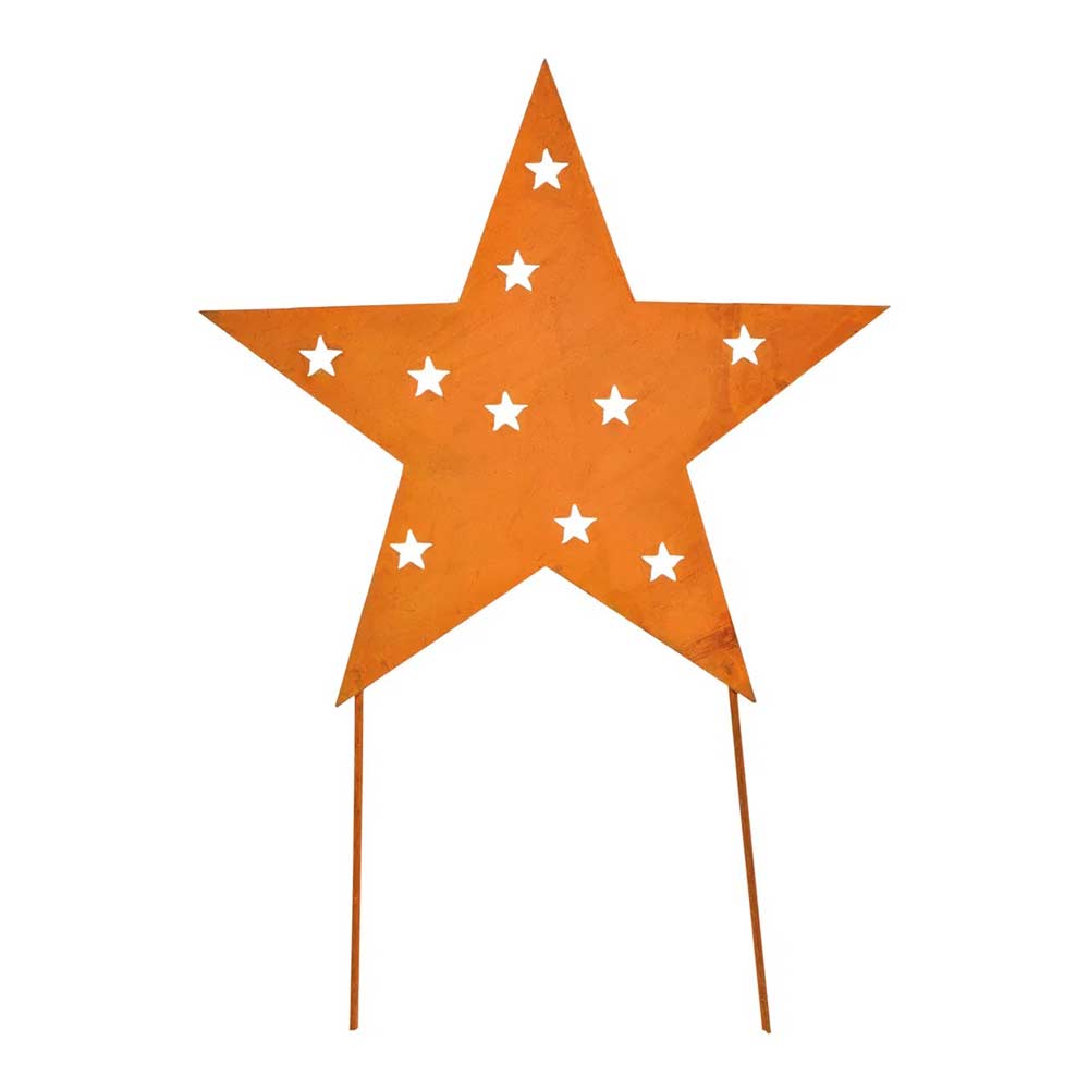 „Stecker Stern Rost“ von G. Wurm ist eine rostfarbene Sterndekoration mit kleinen sternförmigen Aussparungen, die mit zwei Metallstäben zum einfachen aufrechten Aufstellen gestaltet ist.