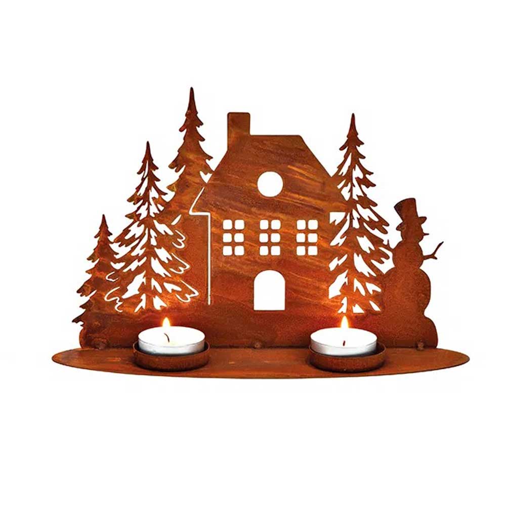 G. Wurm - Teelichthalter Haus Rost in Form eines Hauses mit Bäumen und einem Schneemann, der zwei brennende Teelichter hält.