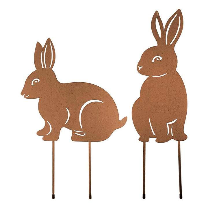 Der Gilde Gartenstecker Hase „Hoppel“ besteht aus zwei metallenen Gartensteckern in Hasenform – einer steht, einer sitzt – jeweils mit schlichten Aussparungen.