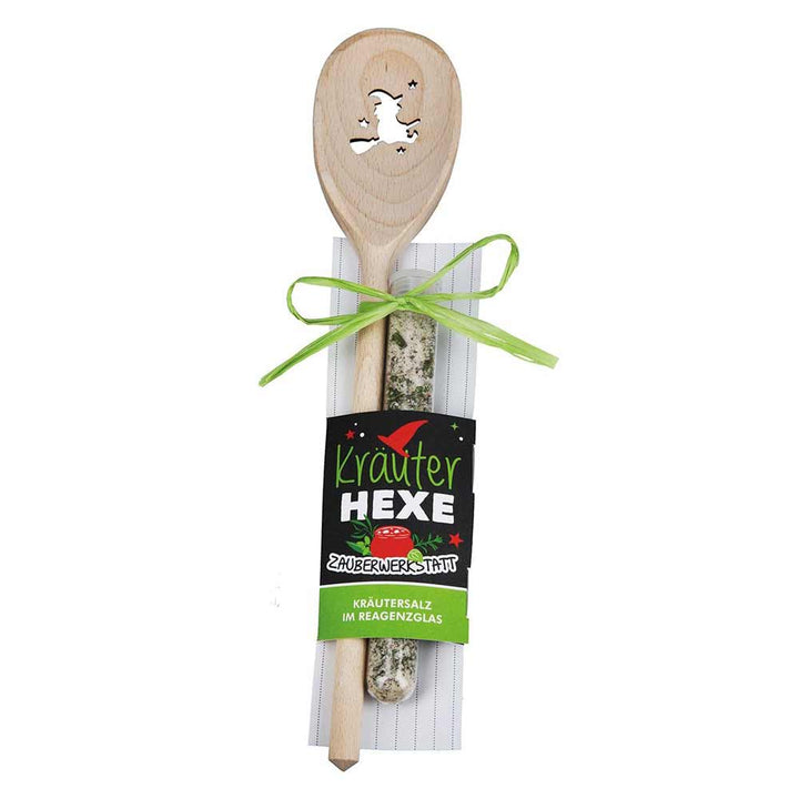 Das Gilde - Geschenkset Kräuterhexe beinhaltet einen Holzlöffel mit Hexenausschnitt und ein Glasröhrchen mit Kräutersalz, verziert mit grünem Band.