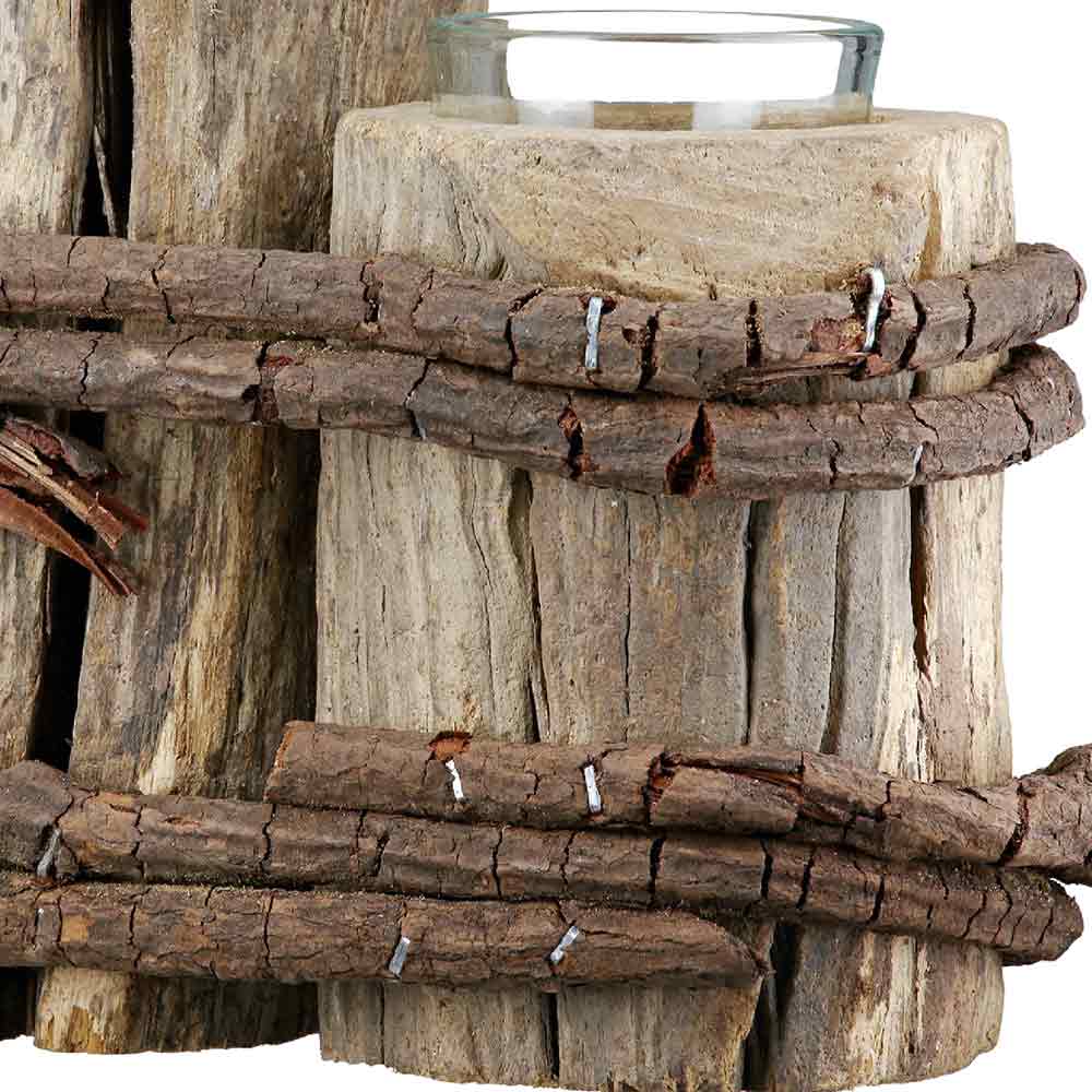Nahaufnahme des Gilde Maritimer Teelichthalters: ein Teelichthalter aus Glas auf Treibholz, das mit rindenbedeckten Zweigen umwickelt und mit Metallnägeln befestigt ist.