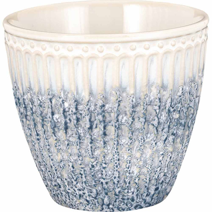 Eine GreenGate - Alice Latte Tasse mit einem Farbverlaufsdesign von strukturiertem Blau unten zu glattem Weiß oben.