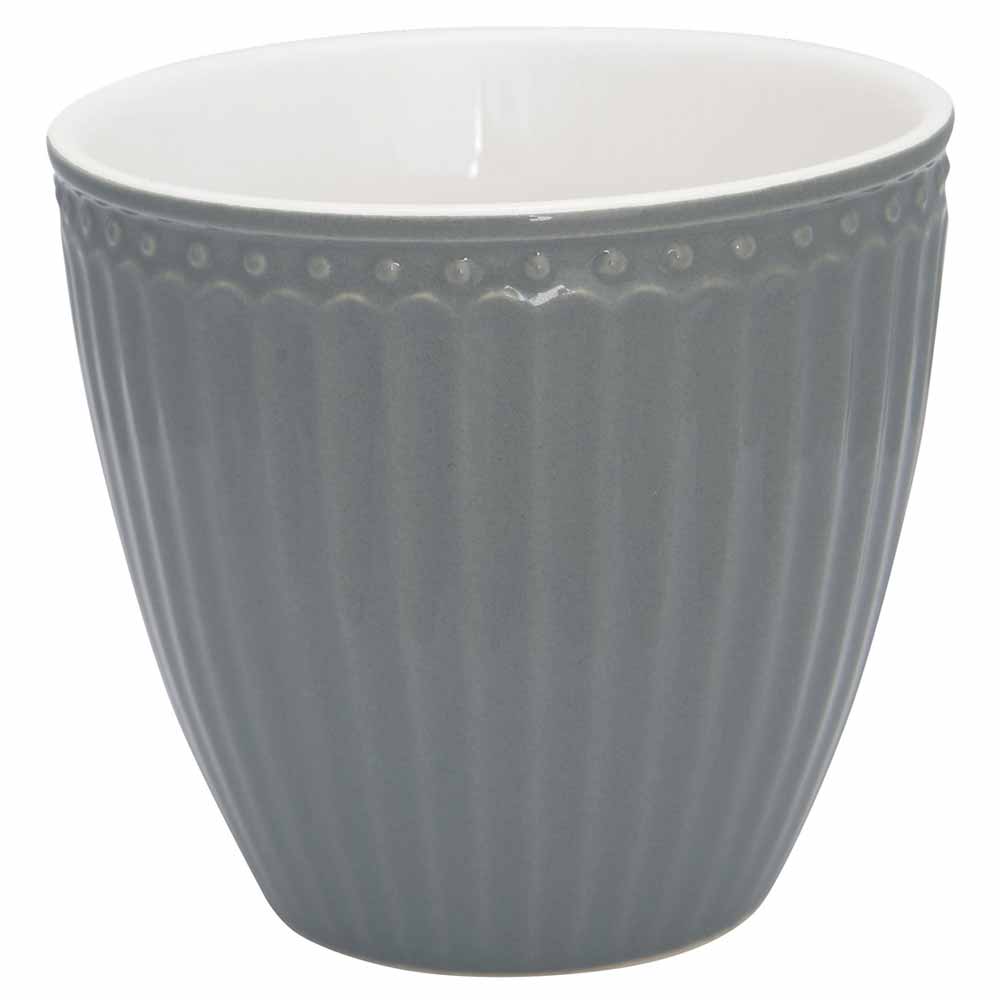 Eine graue GreenGate - Alice Mini Latte-Tasse mit strukturierter Außenseite und glatter, weißer Innenseite.