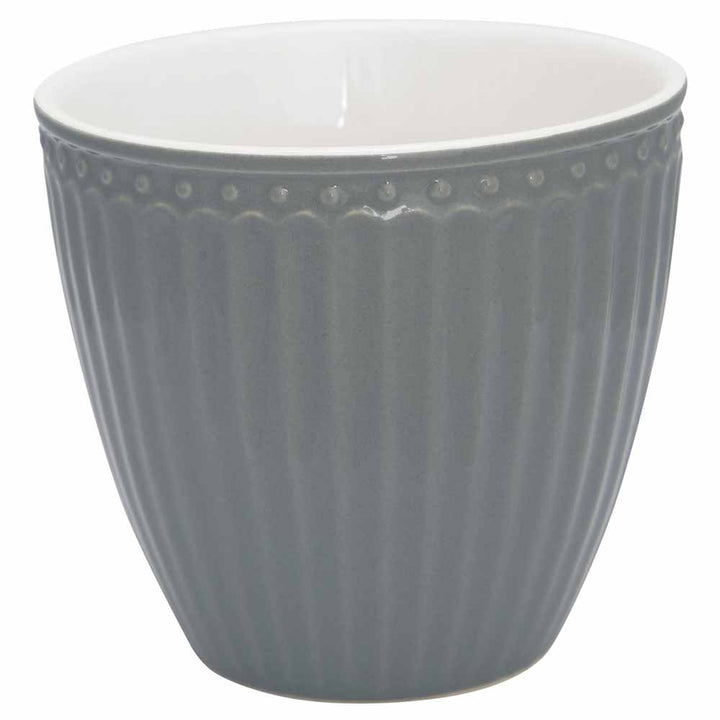 Eine graue GreenGate - Alice Mini Latte-Tasse mit strukturierter Außenseite und glatter, weißer Innenseite.