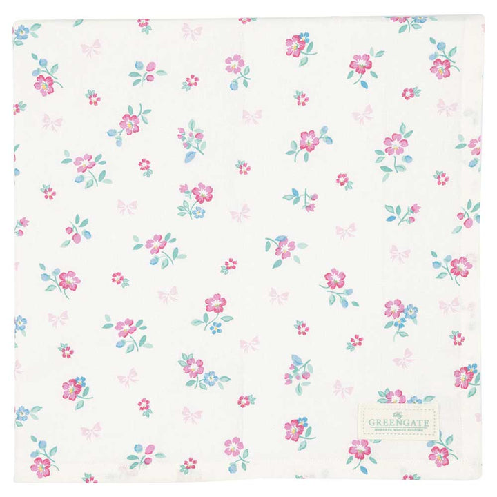 Eine weiße Serviette mit Blumenmuster, bestehend aus rosa und blauen Blumen und kleinen rosa Schleifen, mit einem „GreenGate“-Etikett in der Ecke.