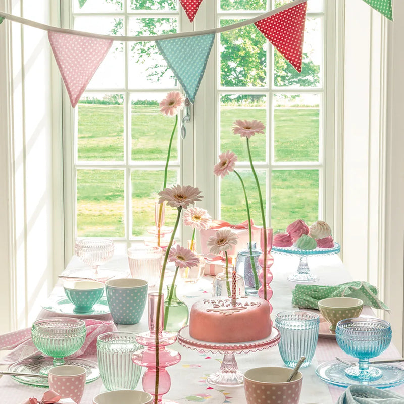Gedeckter Tisch mit GreenGate Dotty, Kuchen und farbigem Geschirr