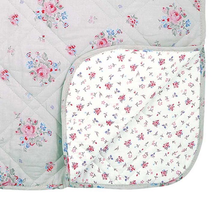 Abgebildet ist ein GreenGate - Elysia Quilt Pale Grey 140x220 cm. Eine Ecke ist umgeschlagen, so dass auf der Unterseite ein anderes Blumenmuster sichtbar wird.