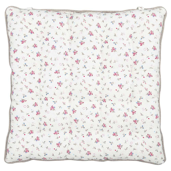 GreenGate - Elysia Sitzkissen groß weiß mit einem hellen, floral gemusterten Bezug mit kleinen rosa und roten Blumen, eingefasst von einer grauen Paspel.