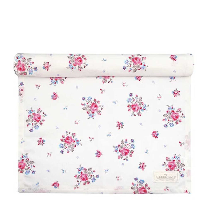 Ein GreenGate - Elysia Tischläufer in Weiß mit weißem Hintergrund und rosa, blauen und grünen Blumenmustern. In der unteren rechten Ecke befindet sich ein kleines Etikett.
