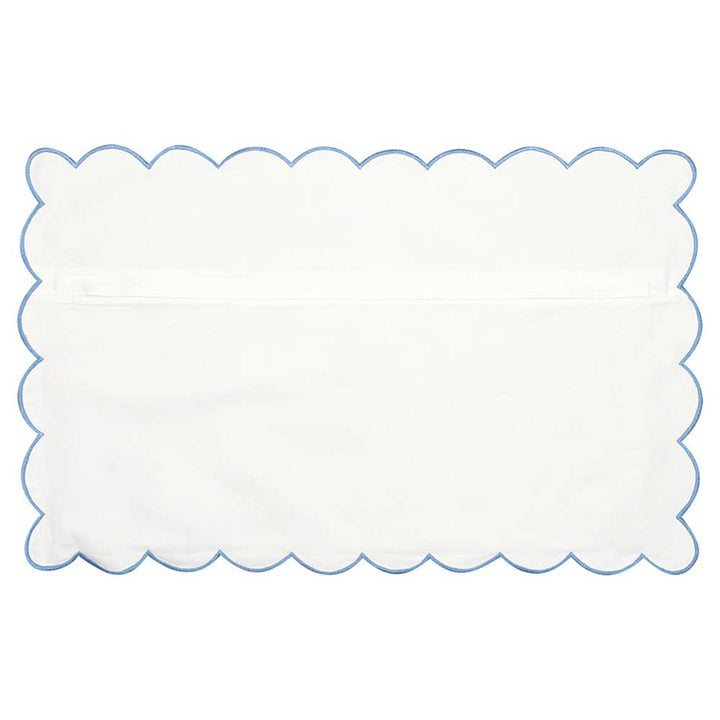 GreenGate - Elysia pale grey Kissenbezug mit gewelltem Rand 30x50 cm mit gewellten Kanten und blauem Rand.