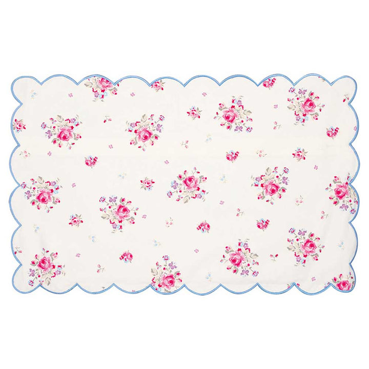 Ein GreenGate - Elysia pale grey Kissenbezug mit gewelltem Rand 30x50 cm mit einem weißen Hintergrund, verziert mit rosa Blumenmustern und gewellten blauen Rändern.
