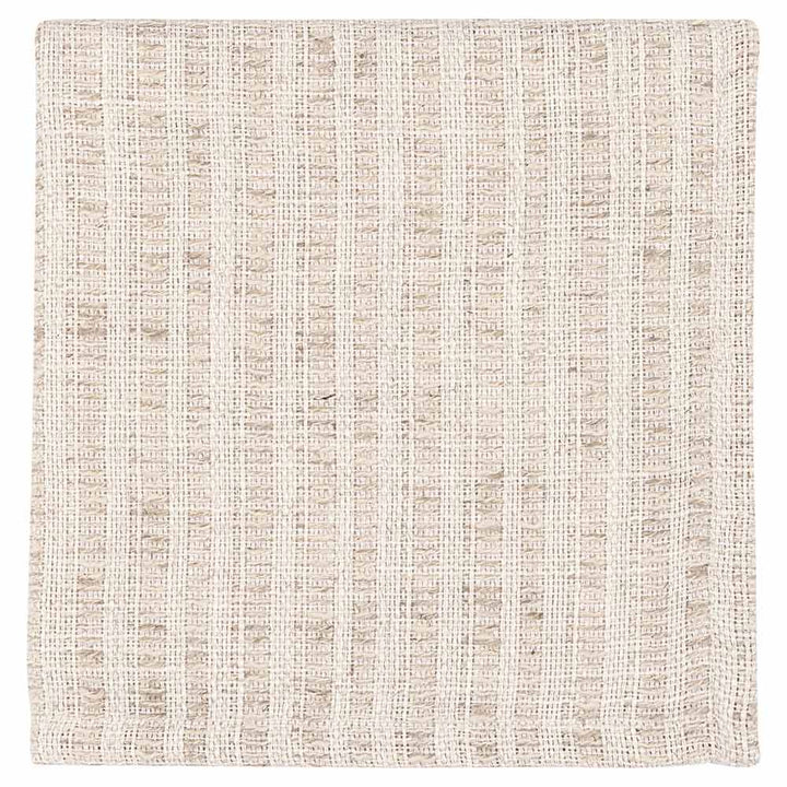 Die GreenGate - Emory Stoffserviette Beige besteht aus einem cremefarbenen Stoff mit einem strukturierten, gitterartigen Muster.