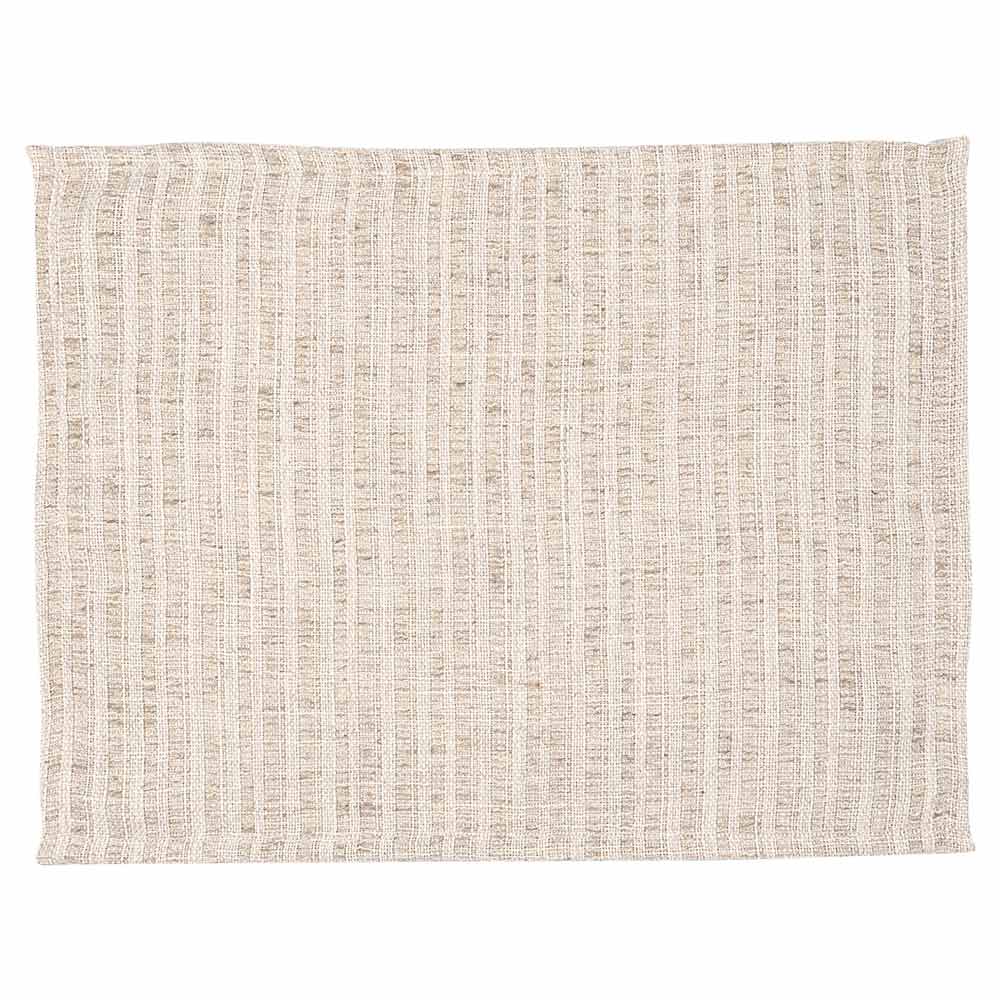 Das GreenGate - Emory Tischset Beige ist ein rechteckiges gewebtes Tischset mit vertikalen strukturierten Streifen.