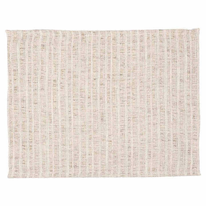 Das GreenGate - Emory Tischset Beige ist ein rechteckiges gewebtes Tischset mit vertikalen strukturierten Streifen.