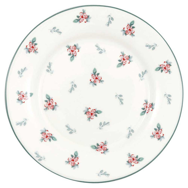Ein weißer GreenGate - Jalia Frühstücksteller mit einem Muster aus kleinen roten Blumen und grünen Blättern, die gleichmäßig über die Oberfläche verteilt sind.