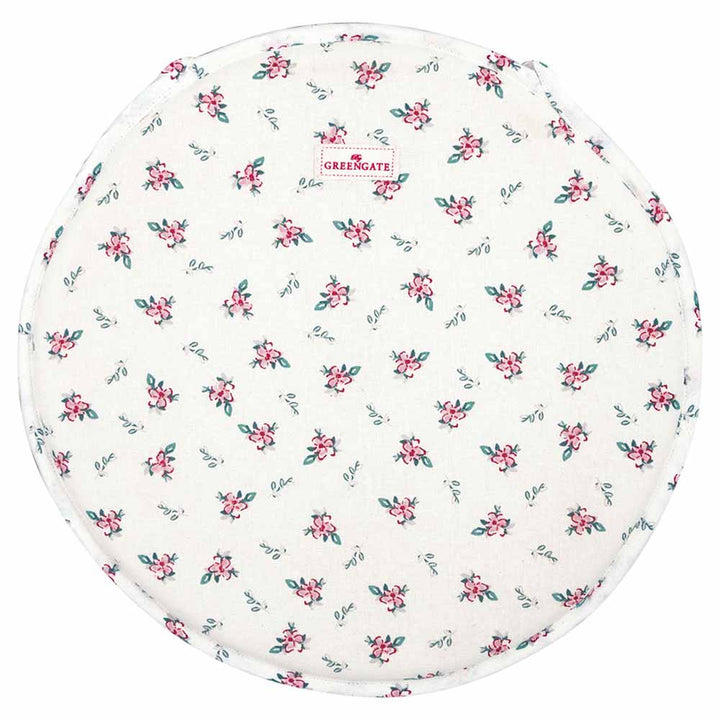 Rundes weißes Tuch mit einem Muster aus kleinen rosa und grünen Blumen und einem kleinen rechteckigen Etikett mit der Aufschrift „GreenGate – Jalia Sitzkissen rund weiß“.