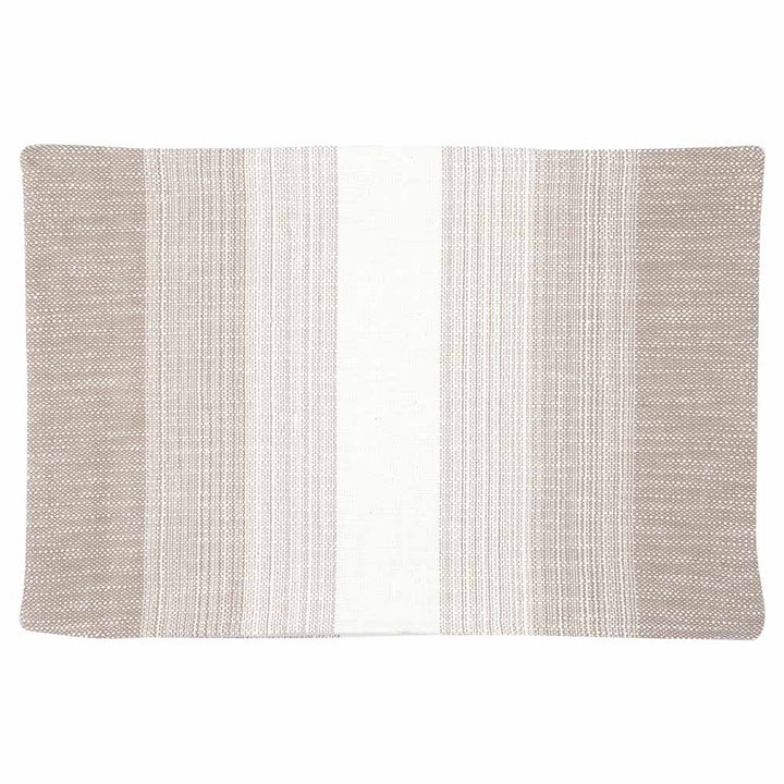 Ein rechteckiger gewebter GreenGate-Teppich mit vertikalen Streifen in Beige, Braun und Weiß.