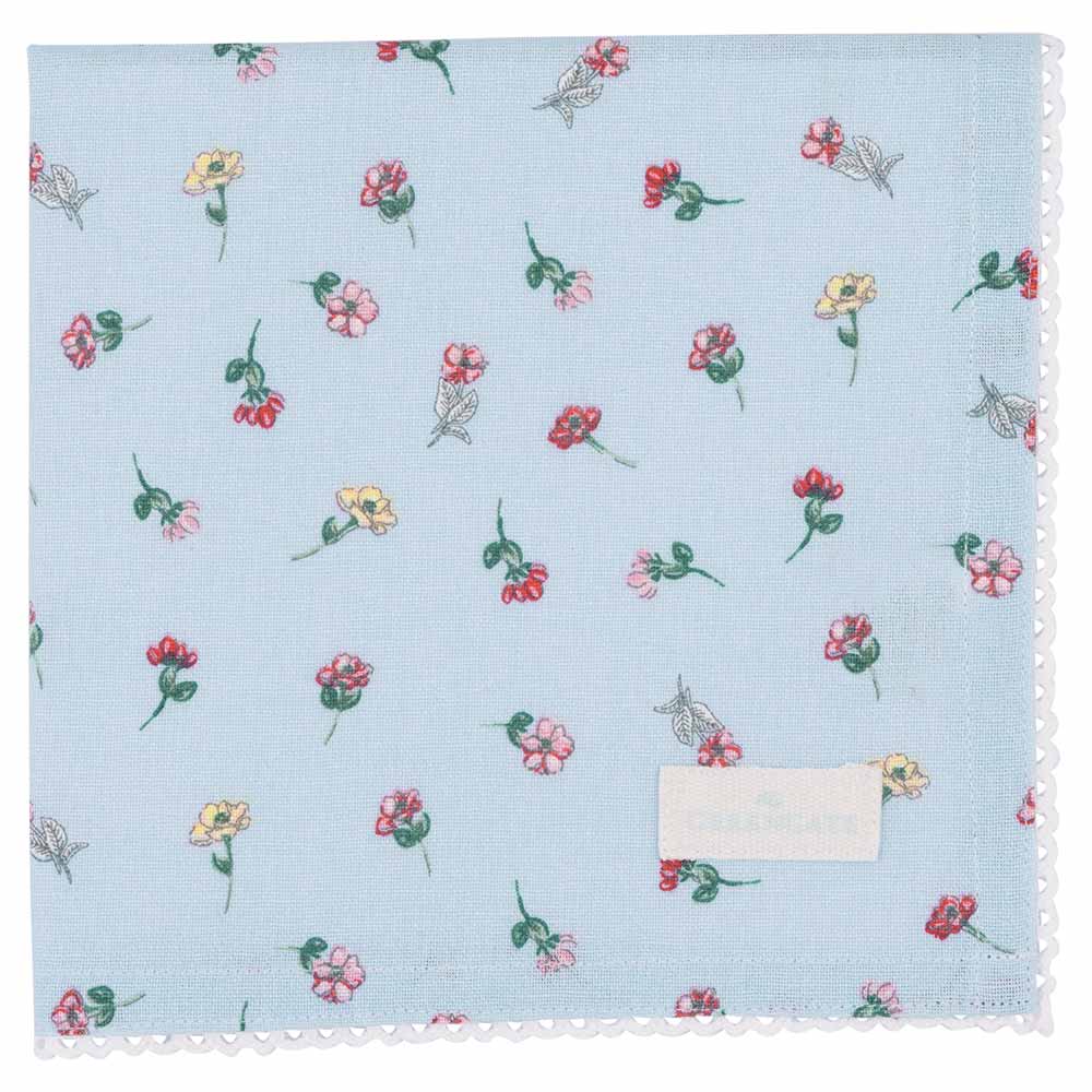 Ein hellblaues Taschentuch, GreenGates Lianca Stoffserviette in Blassblau, mit einem Muster aus kleinen bunten Blumen mit weißem Spitzenbesatz.