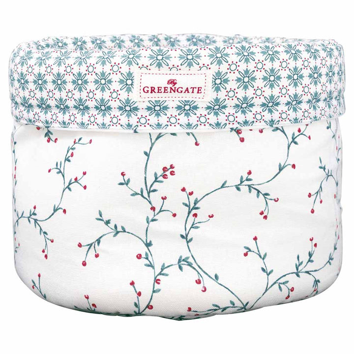 Ein GreenGate - Lucie Brotkorb in Weiß mit Blumen- und Zweigmuster, mit einem blau-weißen Design am Rand und roten Beeren auf dem Korpus. Auf der Vorderseite befindet sich das Label „GREENGATE“.
