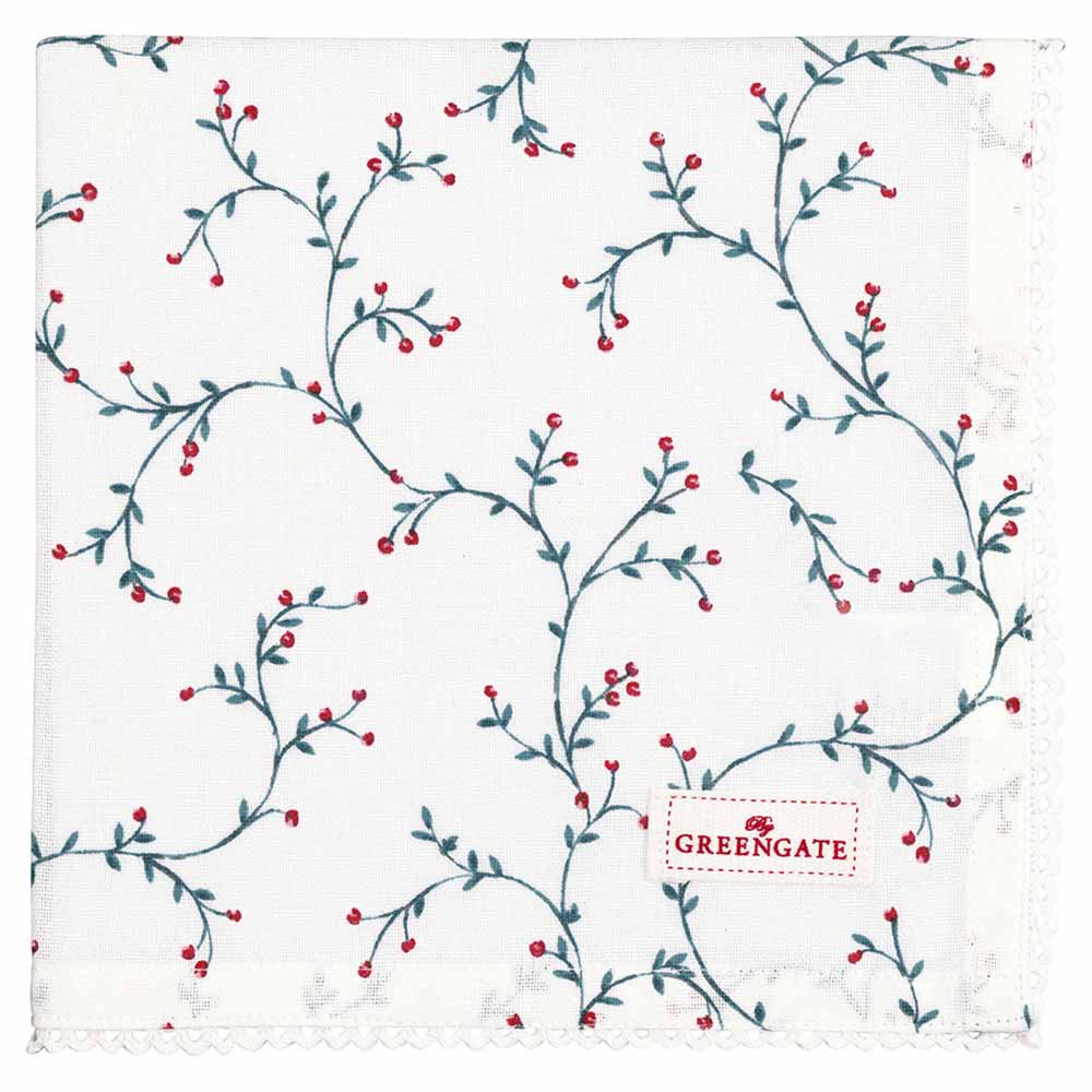 Eine weiße Stoffserviette mit einem Muster aus blauen Ranken und roten Beeren, versehen mit einem Etikett mit dem rot aufgenähten Text „GreenGate – Lucie Stoffserviette mit Spitze weiß“.