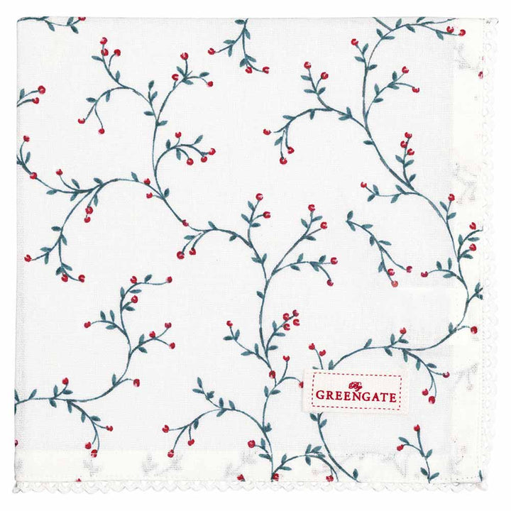 Eine weiße Stoffserviette mit einem Muster aus blauen Ranken und roten Beeren, versehen mit einem Etikett mit dem rot aufgenähten Text „GreenGate – Lucie Stoffserviette mit Spitze weiß“.